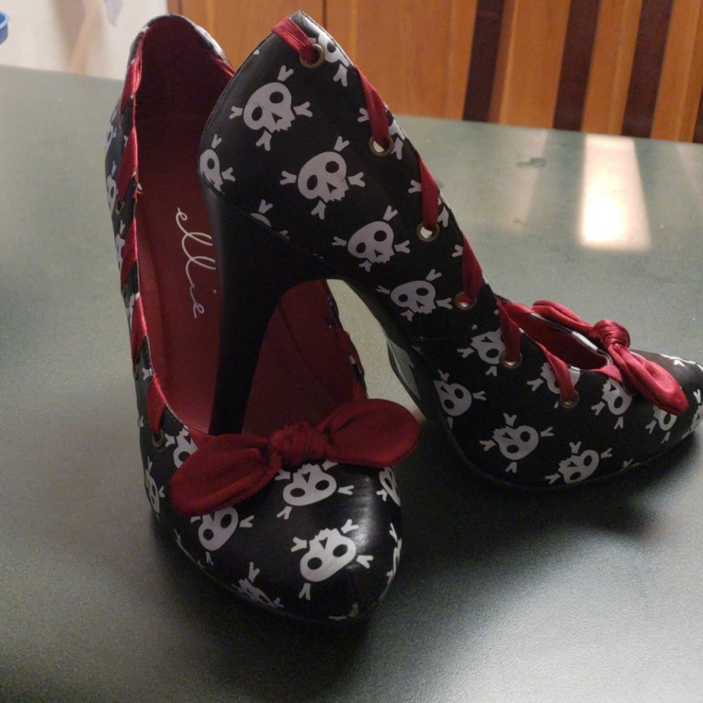 Skull and crossbones heels